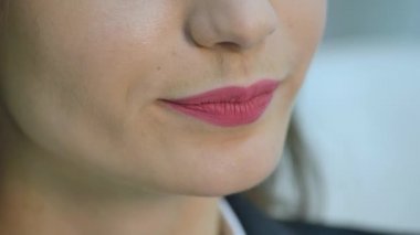 rahat işkadını ofisinde bir kanepede otururken ona kahve keyfi