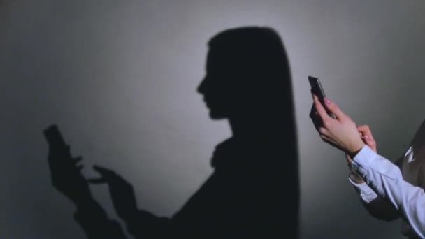 Beyaz telefondaki kadın silüeti üzerinde izole — Stok video