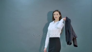 Korku veren beyaz çekici neşeli mutlu seksi dans modeli Studio takım ve gri arka plan üzerinde izole ayakkabı atlıyor