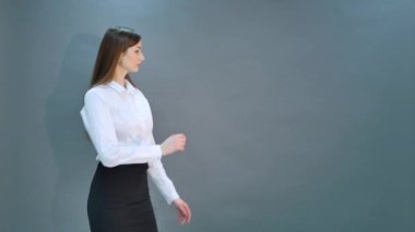 Siyah arka plan üzerine izole mutlu genç iş kadını
