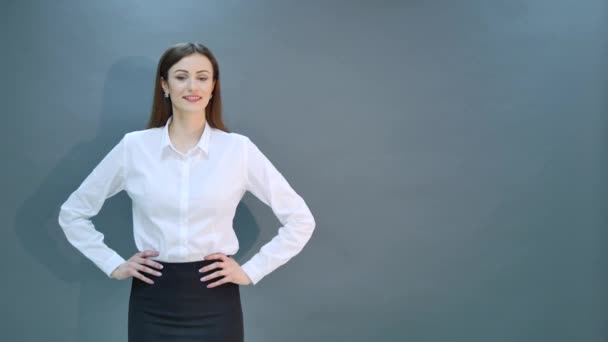 Ehrfürchtige kaukasische attraktiv freudig glücklich sexy Tanz-Modell springt im Studio tragen Anzug und Schuhe isoliert auf grauem Hintergrund — Stockvideo