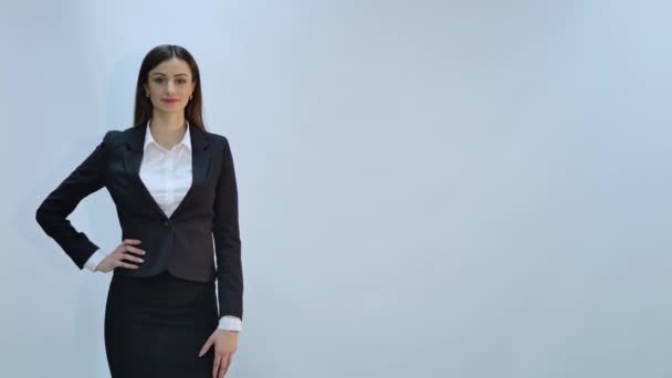 Gri arka plan üzerinde izole mutlu genç iş kadını — Stok video