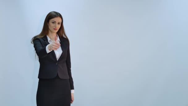 Щаслива молода бізнес-леді ізольована на сірому фоні — стокове відео