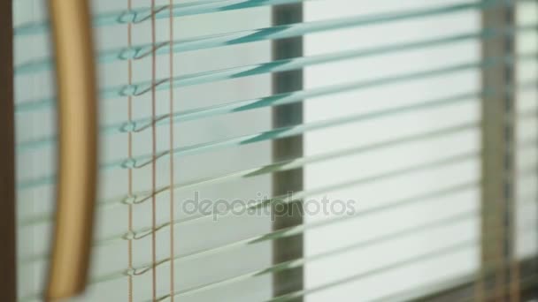 Dettaglio vista di persiane finestre chiuse — Video Stock