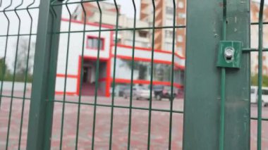 Yeşil Bahçe Kapılarının arka plan kırmızı binaların üzerinde