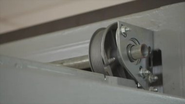 Mekanik garaj kapısı açacağı mekanizması üzerinde kapat