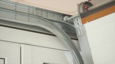 Mekanik garaj kapısı açacağı mekanizması üzerinde kapat