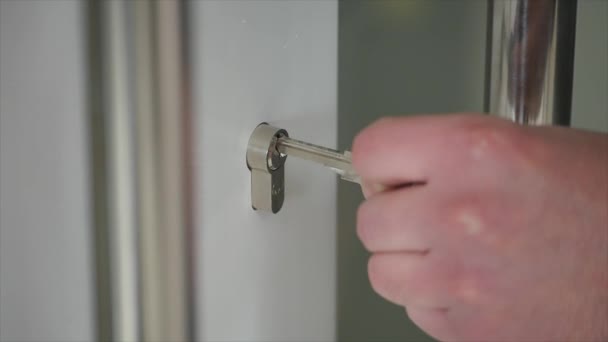 Verrouillage ou déverrouillage de la porte avec clé à la main — Video