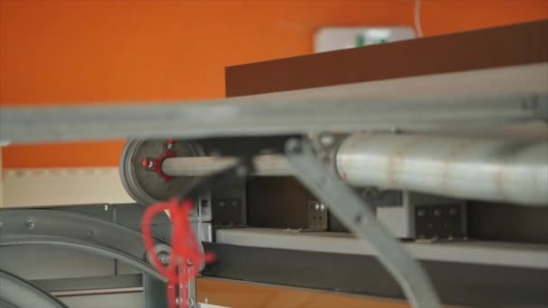 Κοντινό πλάνο σε μηχανισμό ανοιχτήρι πορτών γκαράζ μηχανική — Αρχείο Βίντεο