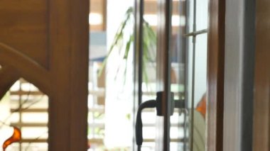 el plastik bir pencere açar