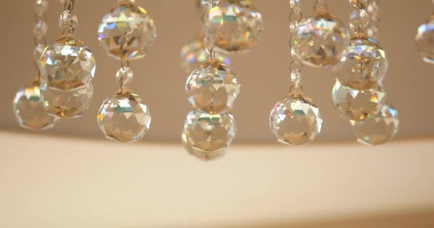 Wunderschöner Kronleuchter aus Kristall in einem Raum — Stockvideo