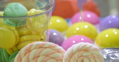 Renkli pasta dilimleri beyaz Festival tablo