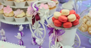 Plaka üzerinde renkli macaroons