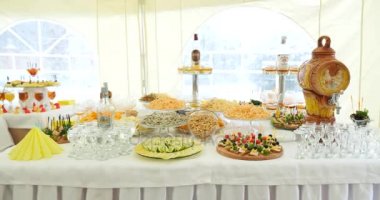 Güzel dekore edilmiş yemek sofrası farklı yemek ve aperatiflerle kurumsal noel partisi ya da düğün kutlaması için.