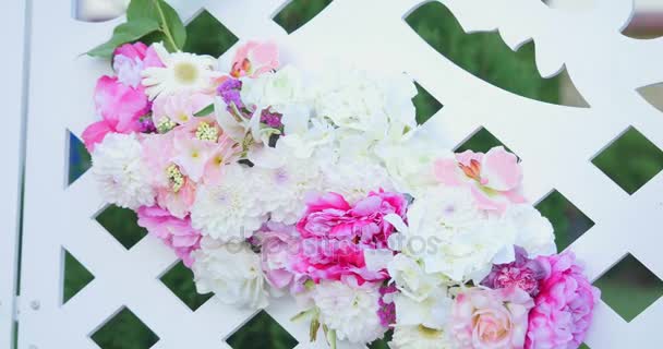 Ceremonia de decoración de la boda Araña en el arco de flores — Vídeos de Stock