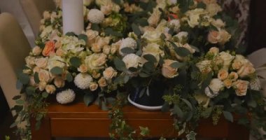 Masa mumlarla düğün töreni için ayarla