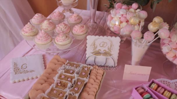 Tavolo da dessert per una festa di nozze — Video Stock