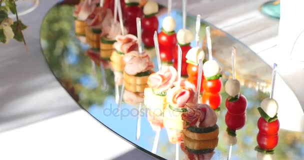 Mesa de banquete de catering bellamente decorada con diferentes aperitivos y aperitivos en el evento de fiesta de cumpleaños de Navidad corporativa o celebración de la boda — Vídeos de Stock