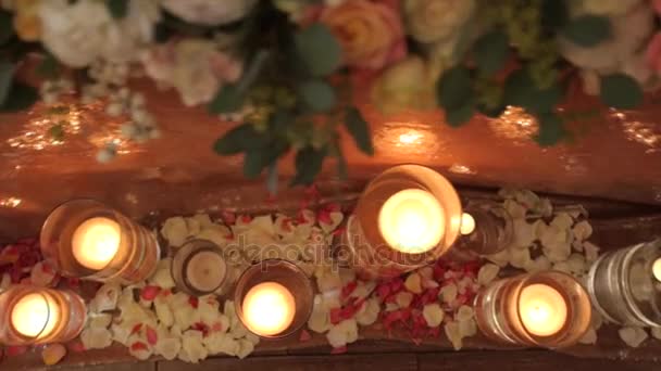 Lusso, moda matrimonio decorazione nozze, tavola nuziale, ristorante. Candele, occhiali, bagliore, colore primo piano . — Video Stock