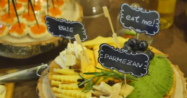 Krásně zdobené catering banketový stůl s různými jídly občerstvení a předkrmy na firemní vánoční narozeninové akce nebo svatební oslavy — Stock video