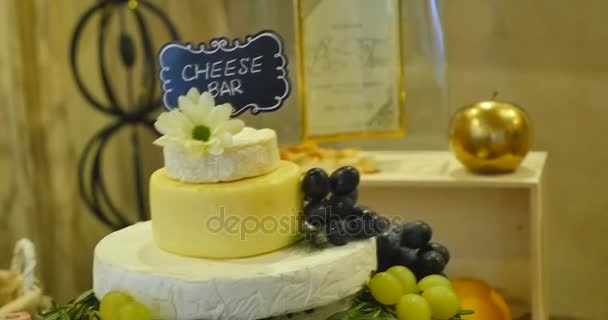 Table de banquet traiteur joliment décorée avec différentes collations et apéritifs alimentaires sur l'événement de fête d'anniversaire de Noël d'entreprise ou la célébration de mariage — Video