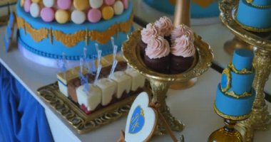 Şeker çubuğu üzerinde farklı şeker ve içecek bir sürü düğün töreni