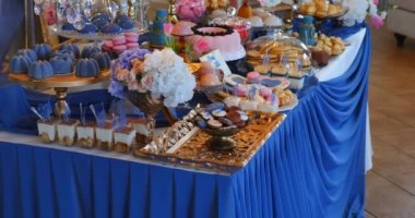 Şeker çubuğu üzerinde farklı şeker ve içecek bir sürü düğün töreni