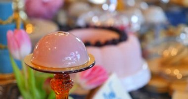 Şeker çubuğu üzerinde farklı şeker ve içecek bir sürü düğün töreni