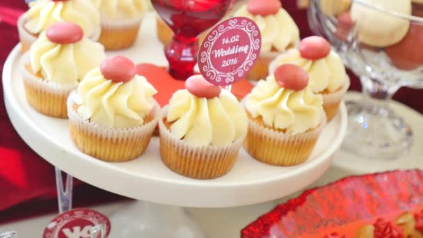 Barra de doces, cor vermelha, marsala. Mesa com bolo de casamento, doces, doces, sobremesa, papas . — Vídeo de Stock