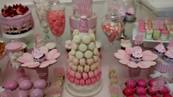 Delizioso buffet dolce con cupcake, buffet di dolci natalizi con cupcake e meringhe e altri dolci — Video Stock