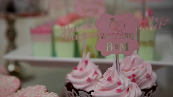 Νόστιμο γλυκό μπουφέ με cupcakes, Γλυκό μπουφέ διακοπών με cupcakes και μαρέγκες και άλλα επιδόρπια — Αρχείο Βίντεο