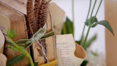 İki kalın kitap ve ince tüy