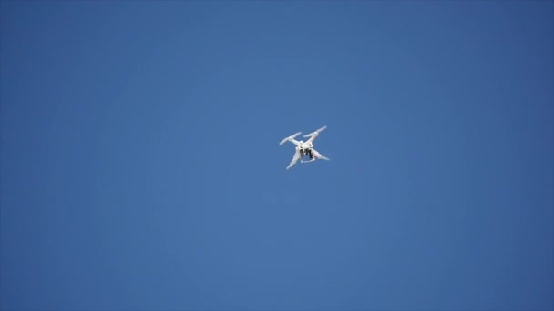 전문 카메라 무인 항공기 비행 맑고 푸른 하늘에 — 비디오