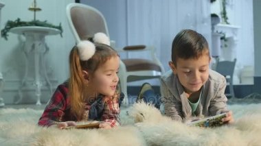 küçük erkek ve kız cep telefonları ile oynama
