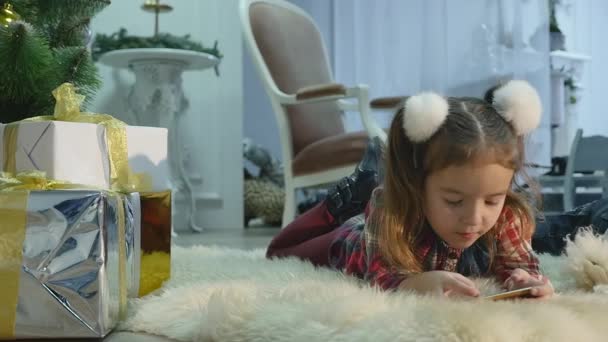 Menino e menina brincando com telefones celulares — Vídeo de Stock