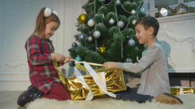 Çocuk sürpriz Noel için açmak. Tatil kavramı