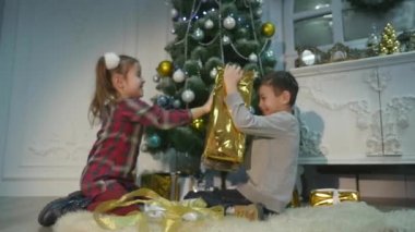 Çocuk sürpriz Noel için açmak. Tatil kavramı