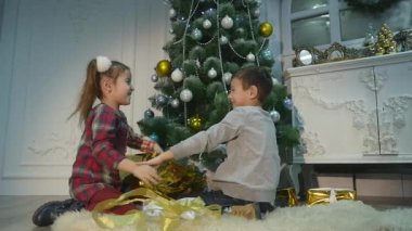 Çocuk sürpriz Noel için açmak. Tatil kavramı
