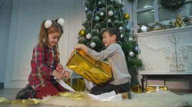 Çocuk sürpriz Noel için açmak. Tatil kavramı