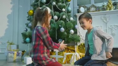 Çocuk sürpriz Noel için açmak. Tatil kavramı