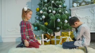 Çocuk sürpriz Noel için açmak. Tatil kavramı