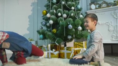 küçük kız ve erkek kardeşim hediye açmak. Noel ve yeni yıl kavramı