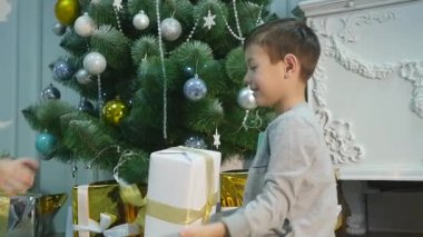 Noel hediyeler çocuklar birbirlerine atmak