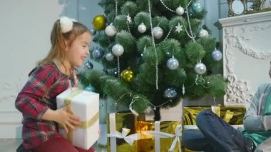 Noel hediyeler çocuklar birbirlerine atmak