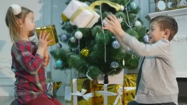 Noel hediyeler çocuklar birbirlerine atmak