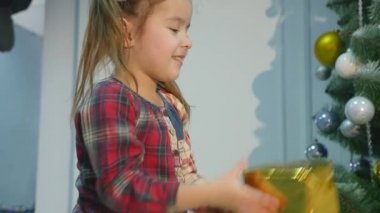 Noel hediyeler çocuklar birbirlerine atmak