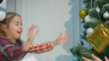 Noel hediyeler çocuklar birbirlerine atmak