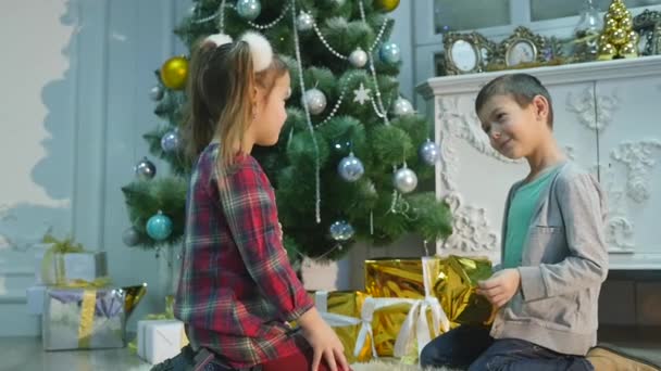 Niños desempaquetan sorpresa para Navidad. El concepto de vacaciones — Vídeo de stock