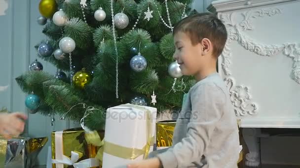 Weihnachtsgeschenke, die Kinder aufeinander werfen — Stockvideo