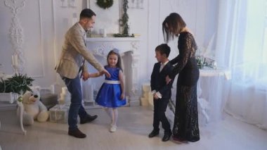 aile yılbaşı fotoğraf çekimi flaş ışığı